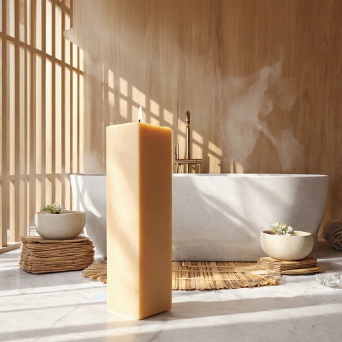 Vela de chão ATMOS Areia Fosca em formato retangular com acabamento mate e tom neutro, posicionada ao lado de uma banheira em ambiente de spa, ideal para interiores serenos.